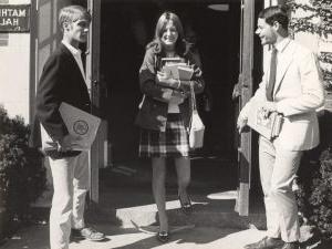 1969年，信誉最好的网投十大平台的女学生在登记时拿着书离开了马瑟大厅.