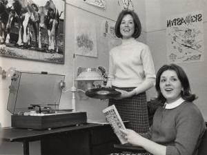 Female students, class of 1971, in a dorm room at 信誉最好的网投十大平台.